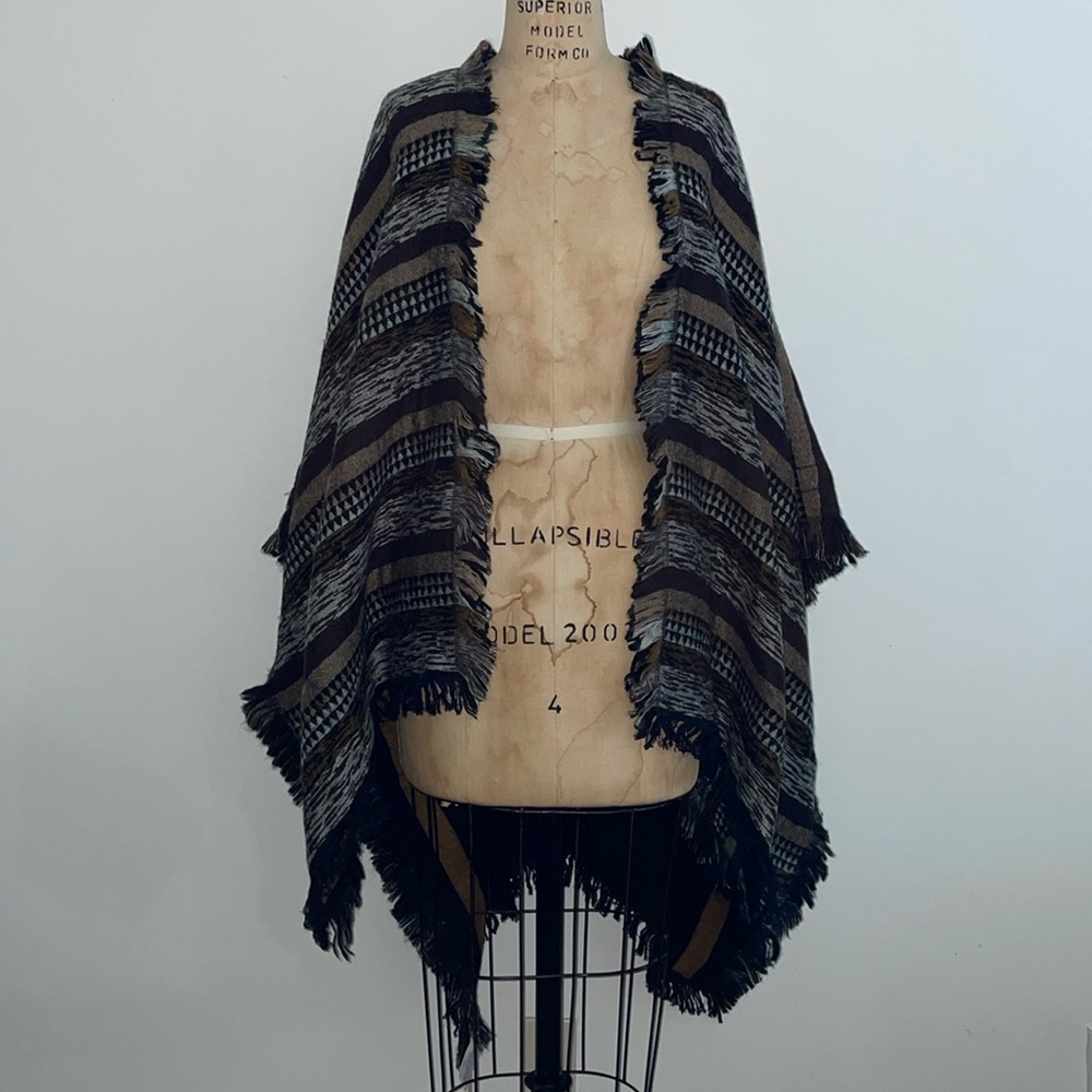 NWT LUCKY BEAND Reversible Blanket Poncho
